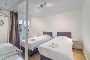 a room with two beds and a mirror at Seaside 27 - De perfecte familie vakantiewoning aan zee voor 10p in Blankenberge