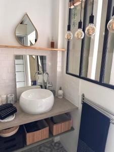 La salle de bains est pourvue d'un lavabo et d'un miroir. dans l'établissement Studio Cosy rue Sainte/St Victor, à Marseille