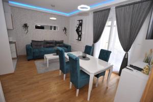 A seating area at Lux Apartman "Gold" - Cacak