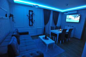 TV a/nebo společenská místnost v ubytování Lux Apartman "Gold" - Cacak