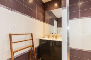 y baño con lavabo y espejo. en DIFY Soie - Croix-Rousse, en Lyon