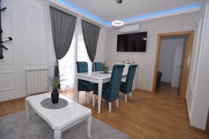 A seating area at Lux Apartman "Gold" - Cacak