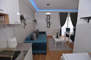 A seating area at Lux Apartman "Gold" - Cacak