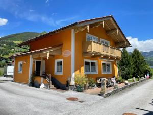 ein Haus mit einem Balkon an der Seite in der Unterkunft Landhaus Brandner in Bramberg am Wildkogel