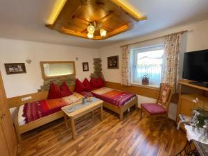 ein Wohnzimmer mit einem Sofa und einem Tisch in der Unterkunft Landhaus Brandner in Bramberg am Wildkogel
