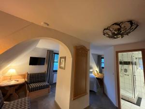 TV a/nebo společenská místnost v ubytování Hotel zum Forsthaus