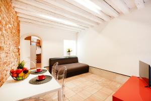 a living room with a table and a couch at Santa Margherita, casa accogliente e confortevole in Venice
