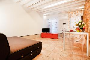 a living room with a bed and a table at Santa Margherita, casa accogliente e confortevole in Venice