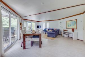 a living room with a table and a couch at Bungalowpark Het Verscholen Dorp in Harderwijk