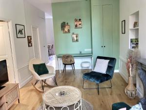 a living room with chairs and a table at Le Divio - Homillesime in Dijon