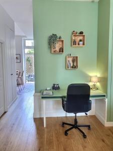 Habitación con escritorio y silla. en Le Divio - Homillesime, en Dijon 28 fotos más
