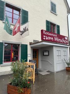 un restaurant avec un panneau à l'avant d'un bâtiment dans l'établissement tas24ch Travel and Sleep 24, à Saint-Gall