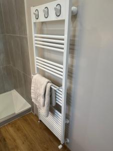 wieszak na ręczniki w łazience z ręcznikiem w obiekcie Au Jardin de la Saudrune w mieście Villeneuve-Tolosane