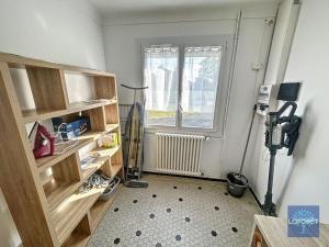 um quarto com prateleiras de madeira e uma janela em Maison 8 personnes à la campagne à 8 km des plages em Notre-Dame-de-Riez
