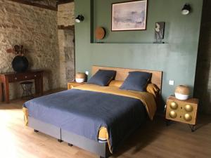 Postel nebo postele na pokoji v ubytování Chambres et table d'hôtes Le cèdre Aveyron