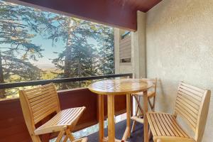 - Balcón con ventana con mesa y 2 sillas en The Bridges 203, en Mammoth Lakes