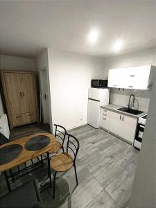 cocina con mesa y sillas en una habitación en Apartamenty Barlinek, en Barlinek