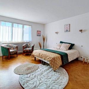 1 dormitorio con cama y ventana grande en Villa Loha Maison de vacances, en Saint-Gaudens