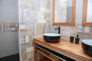Kúpeľňa v ubytovaní La vue du phare - Appartement neuf avec vue imprenable et acces crique