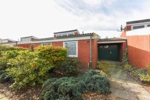 ベンサージールにあるFerienhaus Luv und Leeの赤レンガ造りの家