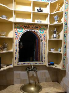 een badkamer met een wastafel en een spiegel bij Riad Razoli Sidi Fateh in Rabat +81 foto's