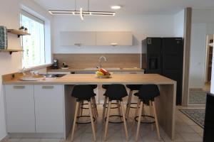 Kuchyňa alebo kuchynka v ubytovaní La vue du phare - Appartement neuf avec vue imprenable et acces crique