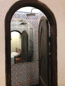 A bathroom at Riad Razoli Sidi Fateh