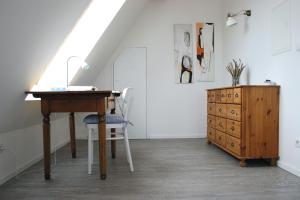 a desk and a dresser in a room with a attic at Ferienwohnung Traumblick 