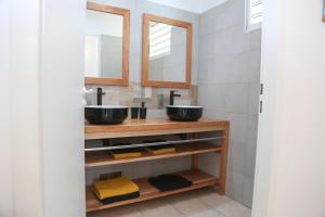 Kuchyňa alebo kuchynka v ubytovaní La vue du phare - Appartement neuf avec vue imprenable et acces crique