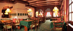ヴィリンゲンにあるHotel zum Forsthausのテーブルと椅子が備わるレストラン