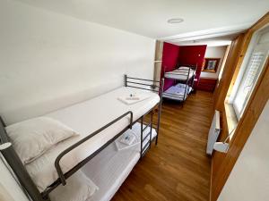 um pequeno quarto com 2 beliches em HI Serra da Estrela - Pousada de Juventude em Penhas da Saúde