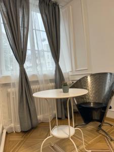 une table et deux chaises devant une fenêtre dans l'établissement tas24ch Travel and Sleep 24, à Saint-Gall