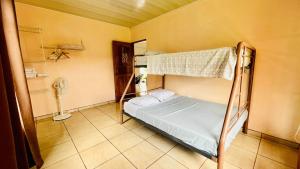 1 Schlafzimmer mit 2 Etagenbetten und einem Telefon in der Unterkunft Cozy coworking Casa Alma near Lake Arenal, 2 bedroom 1 office, fiber optic, pet friendly in Nuevo Arenal