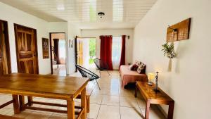 ein Wohnzimmer mit Tisch und Couch in der Unterkunft Cozy coworking Casa Alma near Lake Arenal, 2 bedroom 1 office, fiber optic, pet friendly in Nuevo Arenal + 16 Fotos