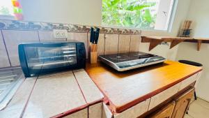 einen Toaster mit Backofen auf einer Küchentheke in der Unterkunft Cozy coworking Casa Alma near Lake Arenal, 2 bedroom 1 office, fiber optic, pet friendly in Nuevo Arenal