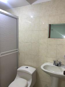 uma casa de banho com um WC e um lavatório em Hotel Los Arcángeles em Cúcuta