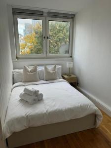 een slaapkamer met een bed met een knuffeldier erop bij Apartment in Angel. in Londen
