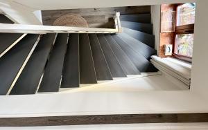 a staircase in a house with a wall at Ferienwohnung Kamrath Altstadt in Neuruppin