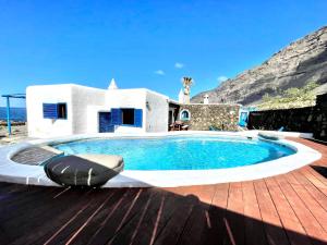 una piscina frente a una casa en Estupenda Villa con piscina privada, chimenea, frente al mar de Frontera, en La Frontera