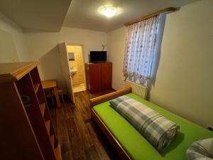 En eller flere senger på et rom på Monteurunterkunft Zum Mohr