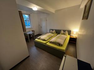 En eller flere senger på et rom på Monteurunterkunft Zum Mohr