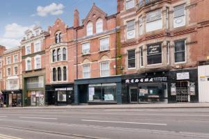 una calle urbana vacía frente a los edificios en The Market Street Studios, en Nottingham