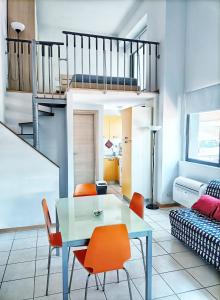 een woonkamer met een tafel en oranje stoelen bij La Dimora di Maggie in Florence
