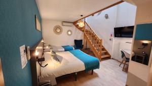 1 dormitorio con 1 cama y una escalera en una habitación en Cit'Hotel Le Cheval Blanc Cognac Centre, en Cognac