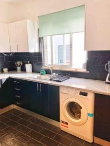 Η κουζίνα ή μικρή κουζίνα στο Shiny Apartment in the city center