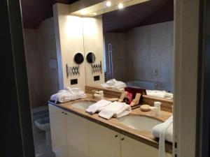 baño con 2 lavabos y espejo grande en Villa Moglietta, en Albaretto Della Torre 