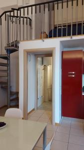 een woonkamer met een trap en een rode deur bij La Dimora di Maggie in Florence