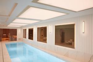 - une piscine dans une chambre avec plafond dans l'établissement Villa-des-Prés, à Paris