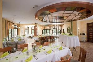 a dining room with white tables and chairs at Hotel Meiners in Kirchhatten