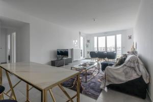 un salon avec une table et des chaises dans l'établissement De Disney à Paris - Pré Verson 1, à Chessy